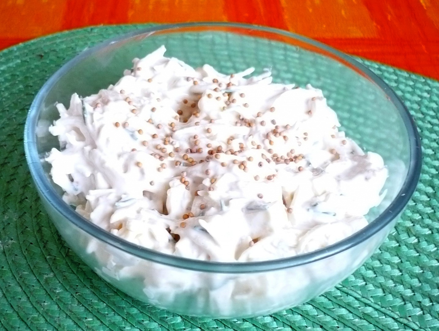 Kedlubnový salát s ementálem