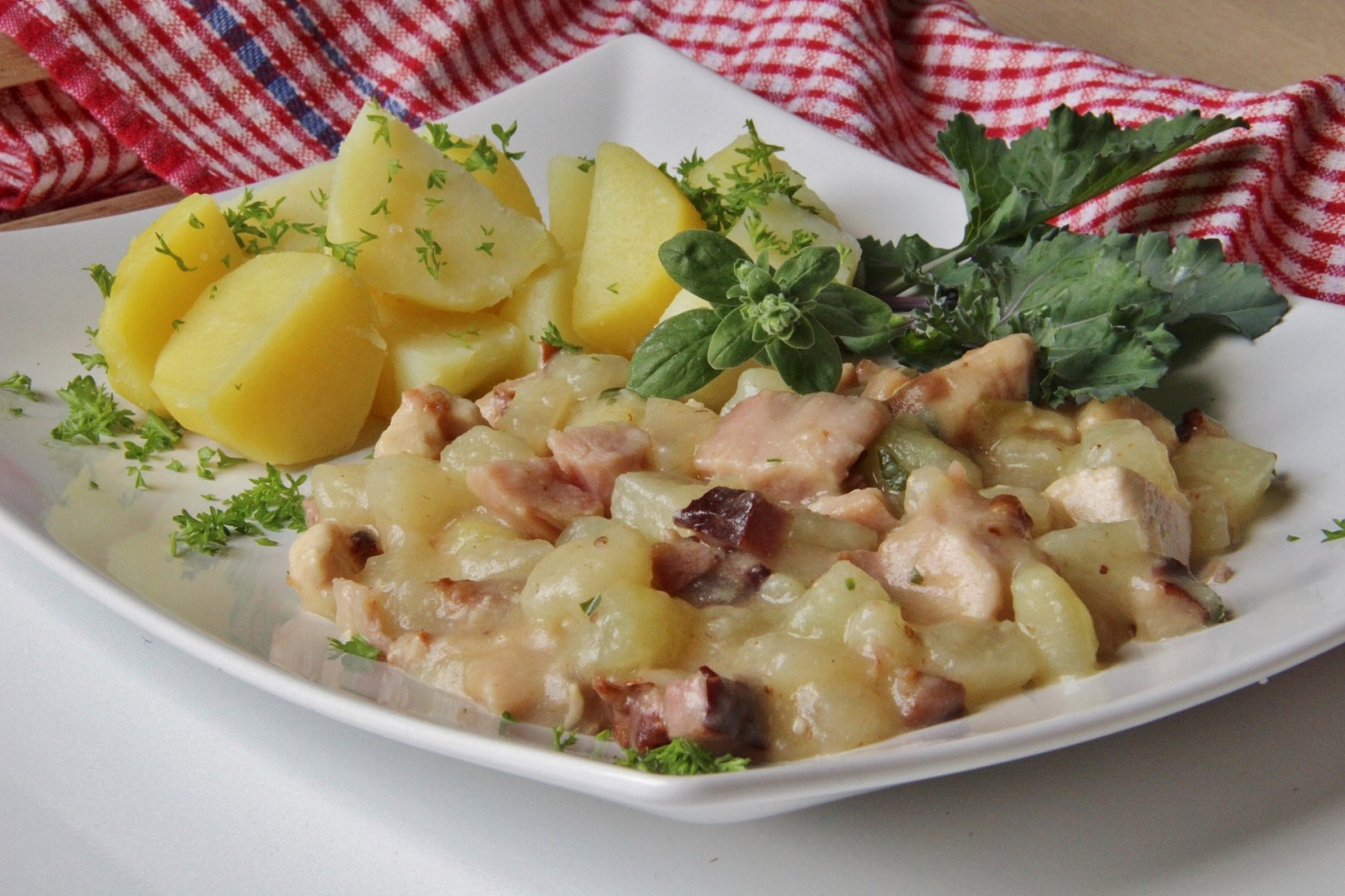 Kedlubny s uzenými kuřecími stehny