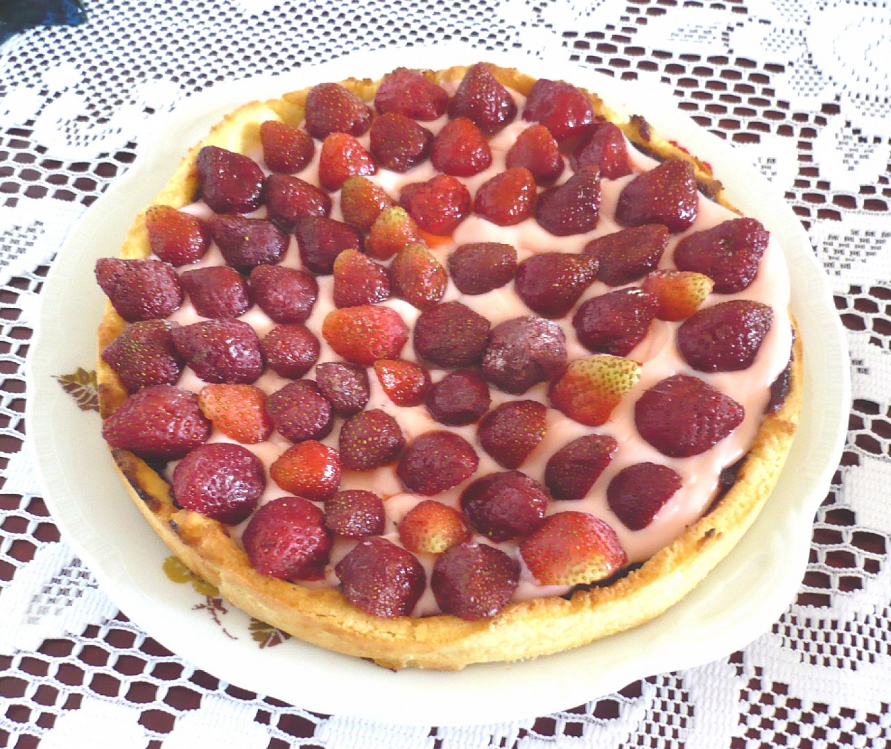 Koláč s vanilkovým krémem a jahodami