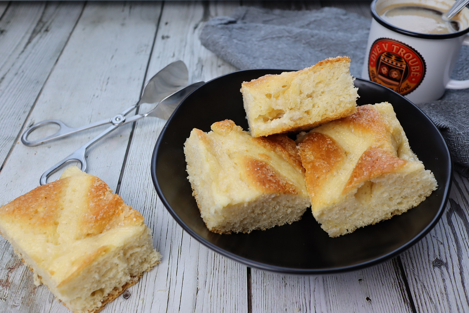 Koláč z kynutého těsta s domácím vanilkovým pudinkem