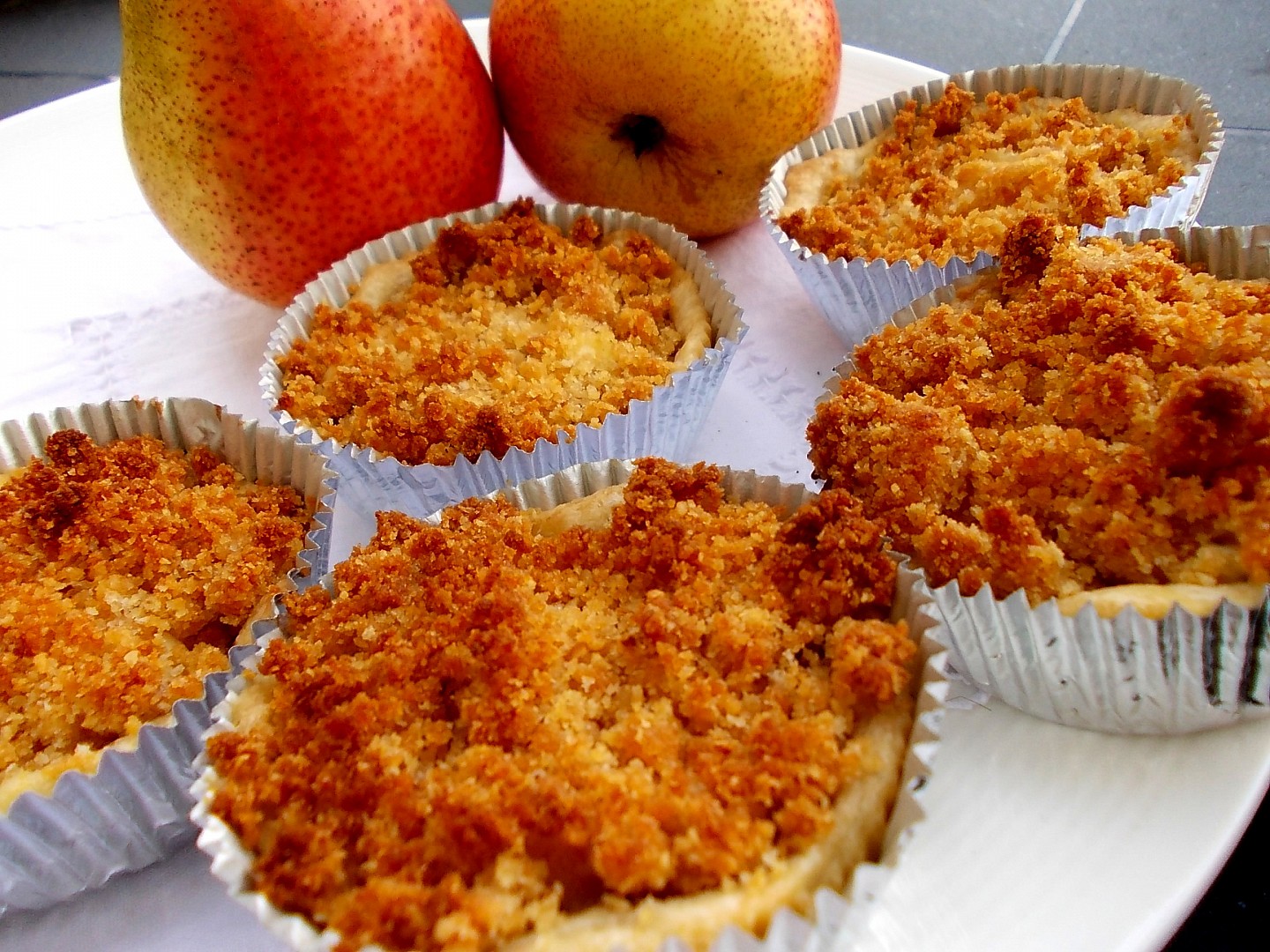 Košíčky s parmazánovou krustou, nivou a hruškami