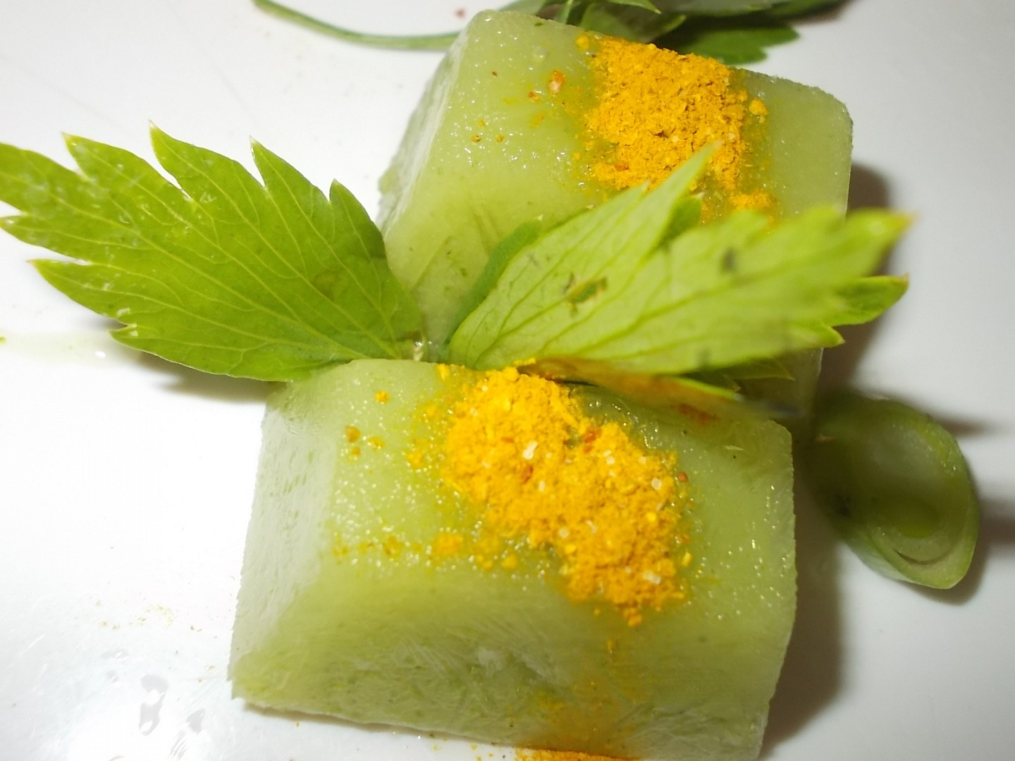 Kostky s brokolicí do naší kuchyně / s kořením nebo s bylinkami /