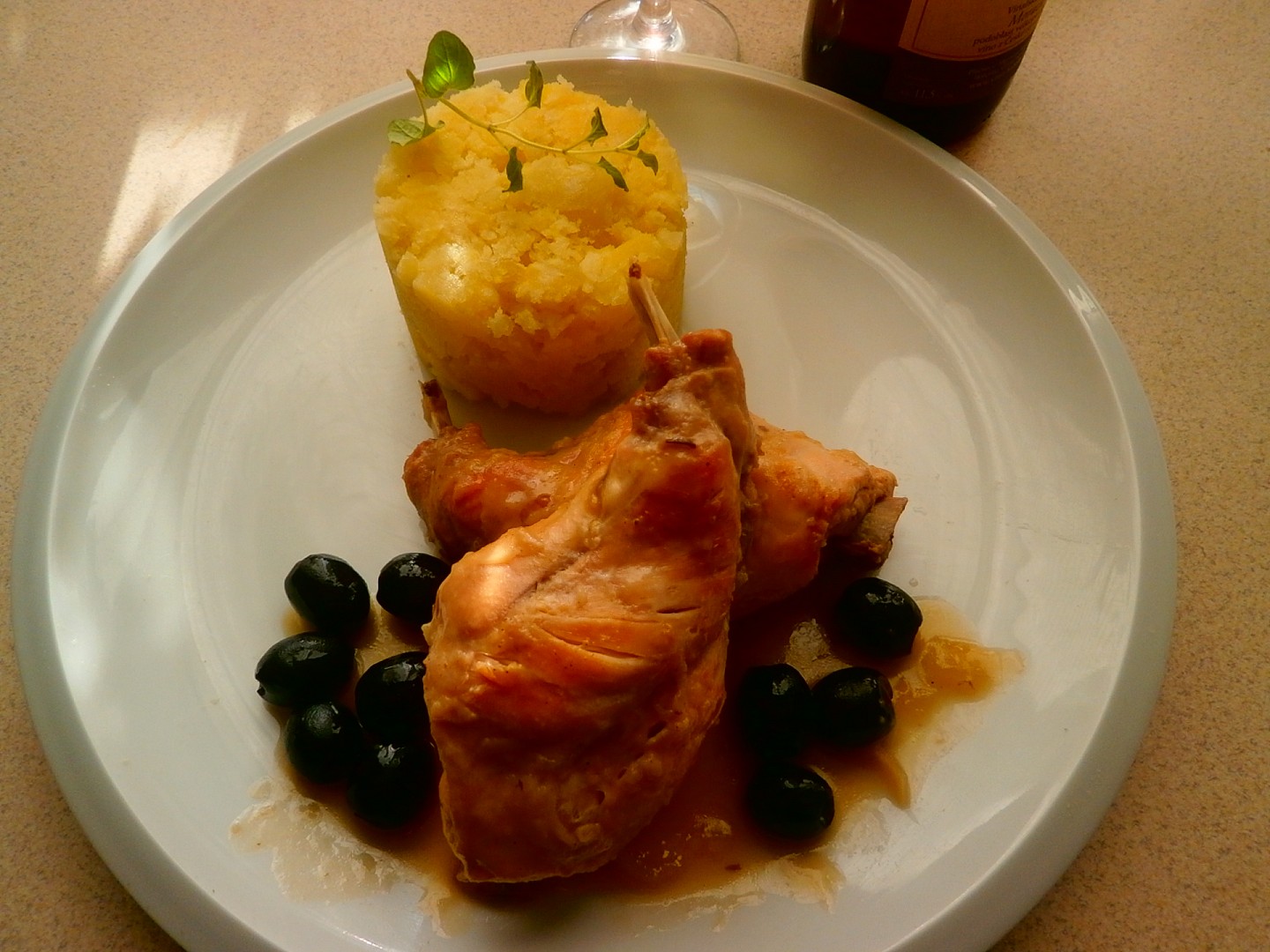 Králík na černých olivách – Coniglio alle olive
