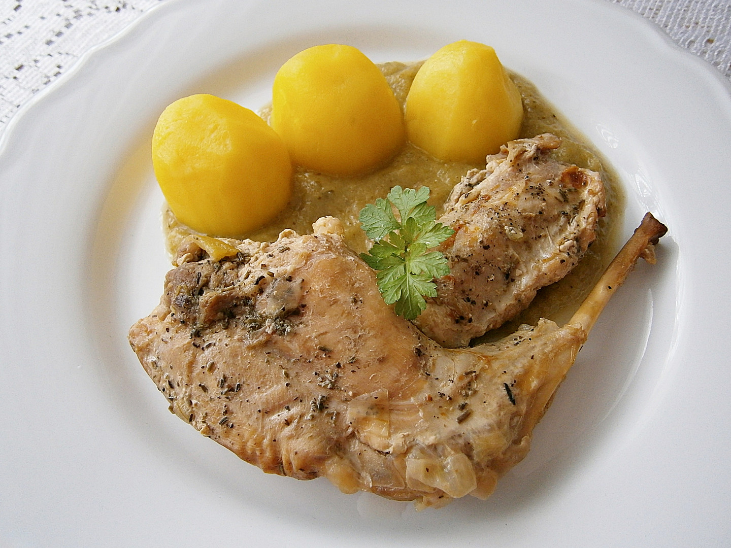 Králík s cuketovo-okurkovým pyré z pomalého hrnce