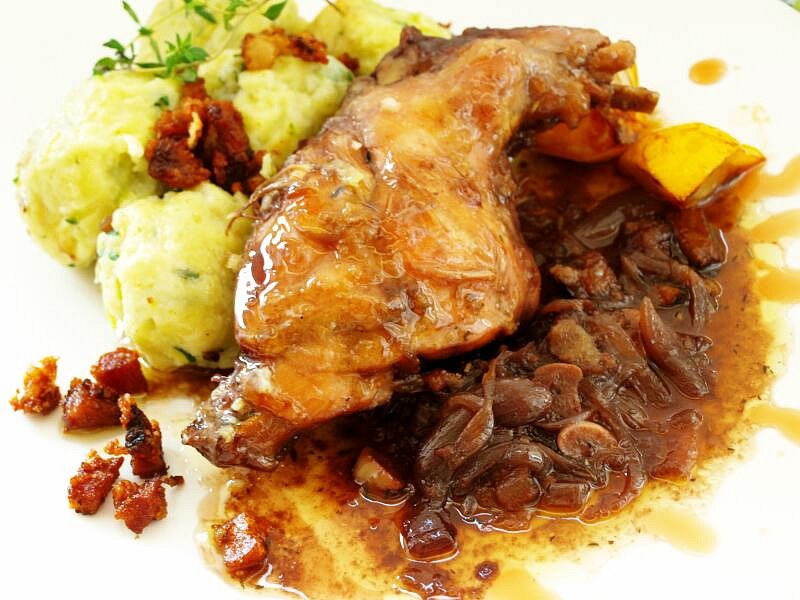 Králík s karamelizovanou šalotkou a rybízovou omáčkou_5ff9d09bd3c29.jpeg