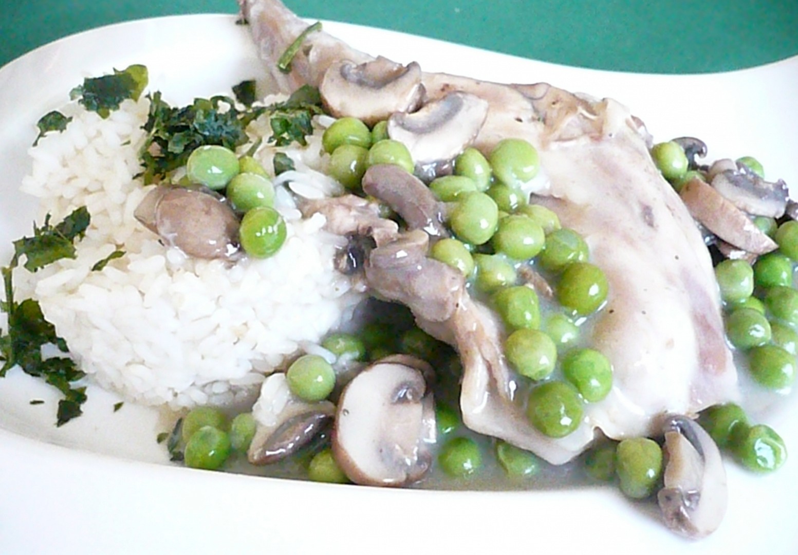 Králík se žampióny a hráškem