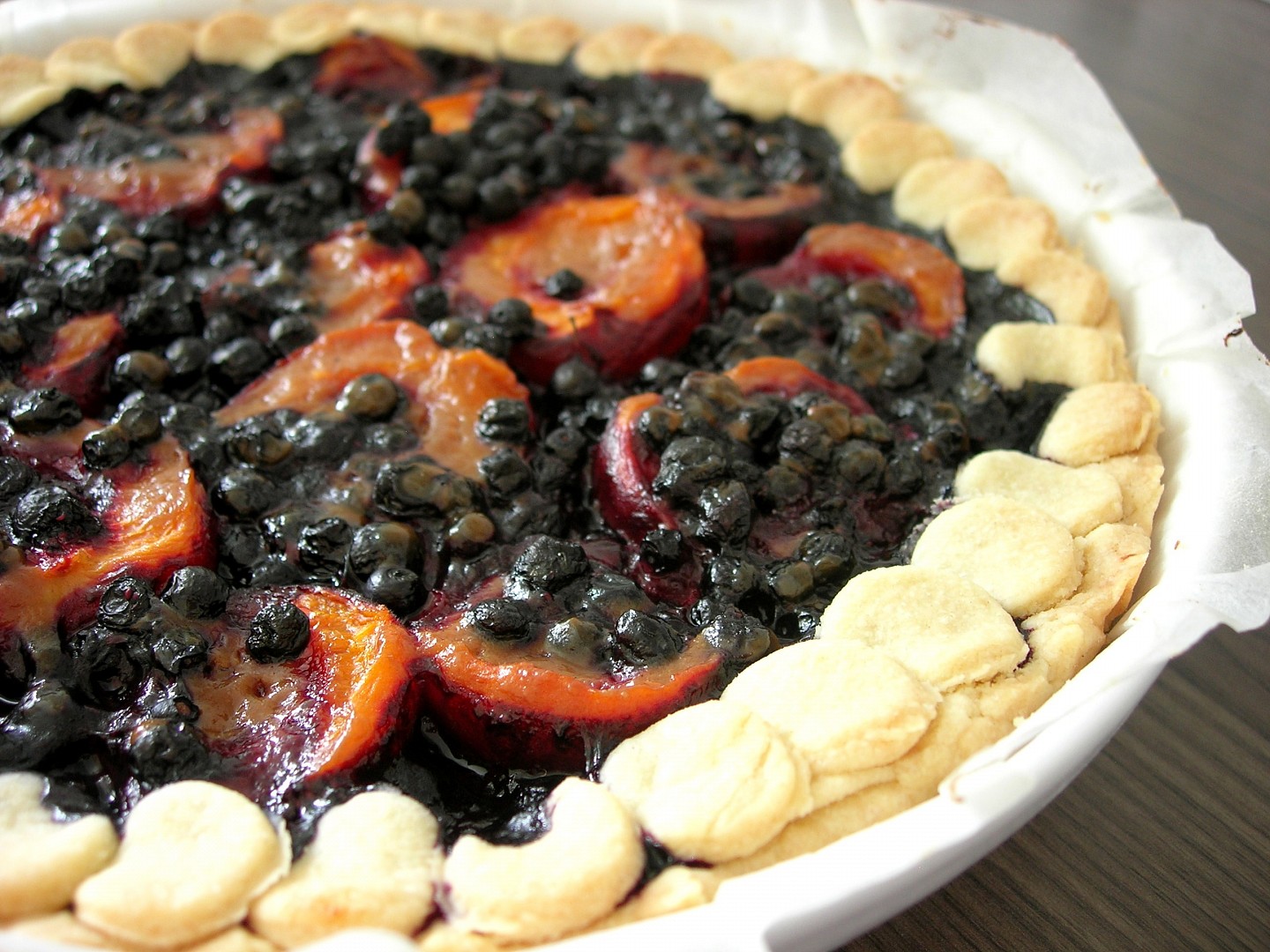 Křehký karamelový koláč s meruňkami a borůvkami