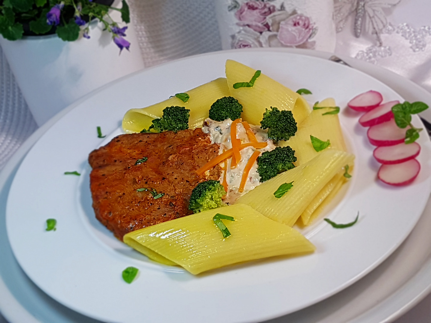 Krkovice minutková, smetanová omáčka a těstoviny ,,Paccheri Giganti“_5ff6bcea1a929.jpeg