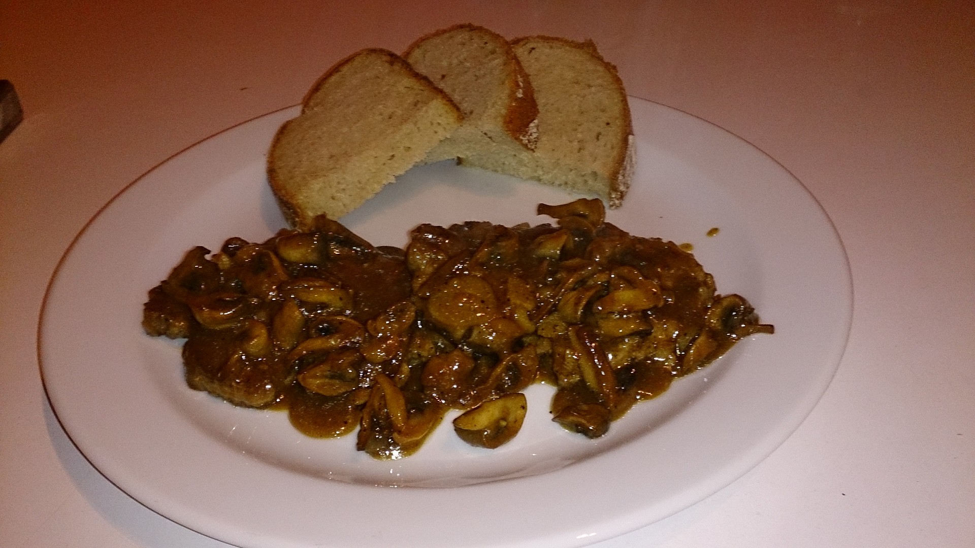 Krkovice na žampionech s česnekovo pepřovou štávou (rychlovka)_5ff8dc0863184.jpeg