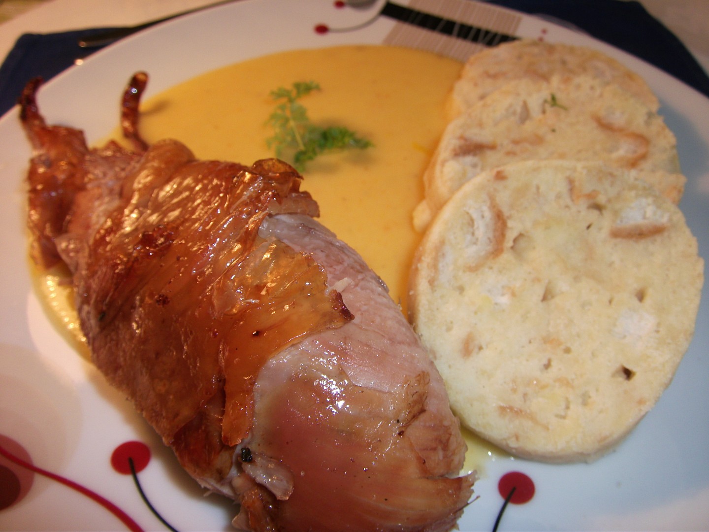 Křupavé krůtí stehýnko se svíčkovou omáčkou