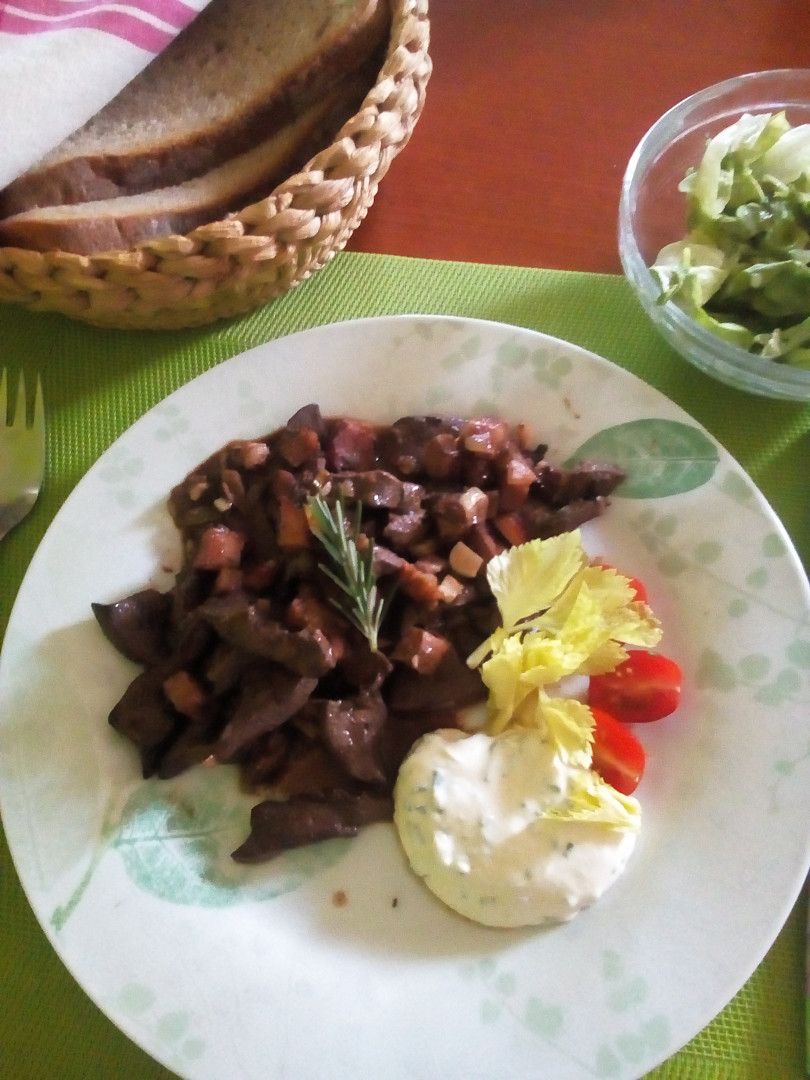 Krůtí játra na slanině a bylinkách, s dipem a jarním salátkem