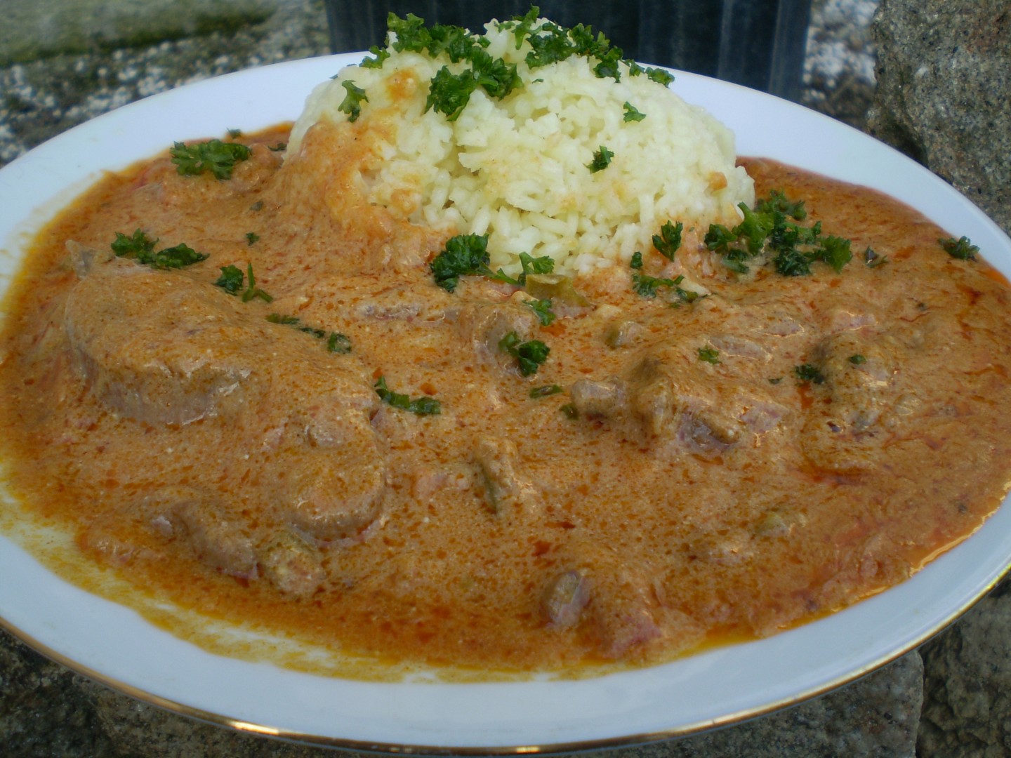 Krůtí paprikáš se zakysankou