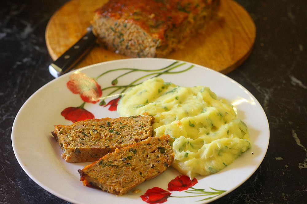 Krůtí sekaná s čedarem, mrkví a pikantní glazurou_5ff6c55433e16.jpeg