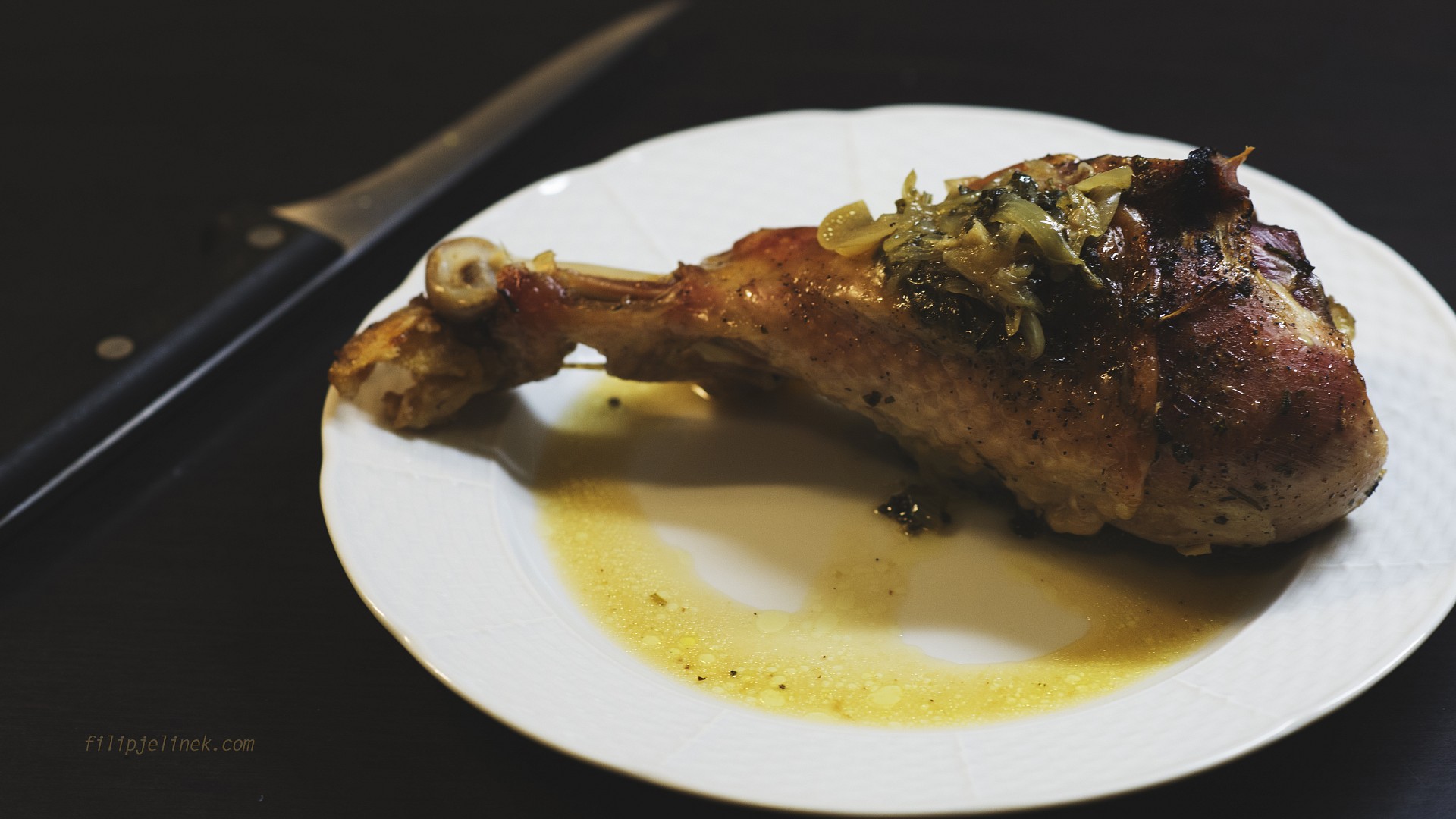 Krůtí stehno s cibulkou a bylinkami_5ff8262593697.jpeg