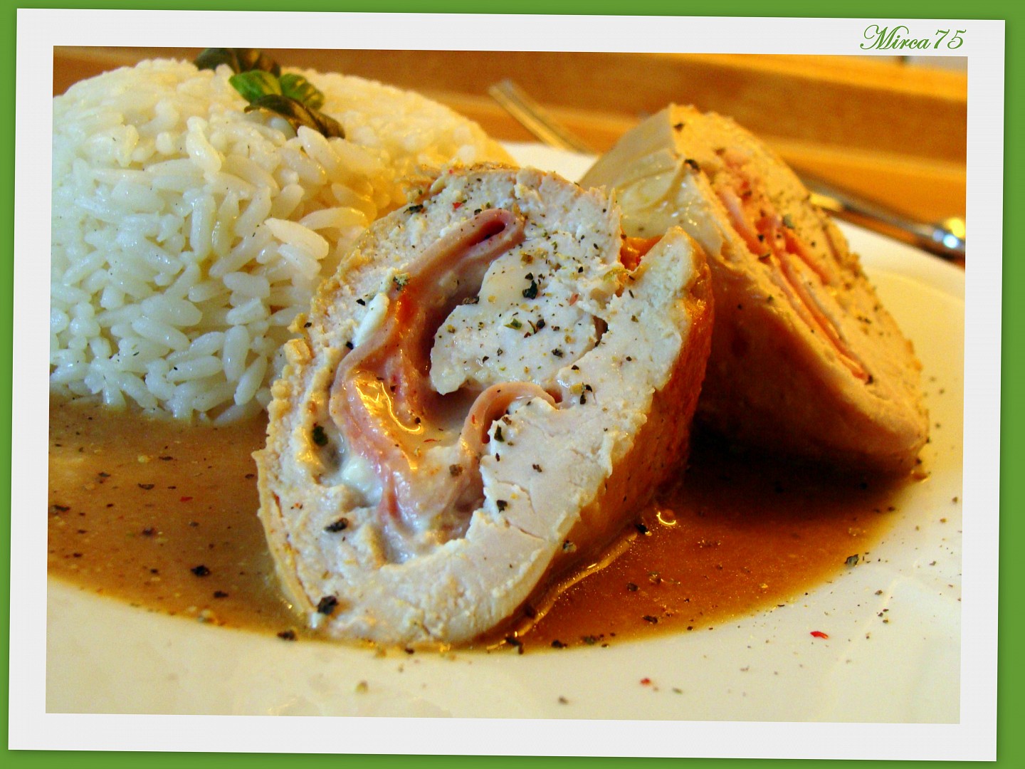 Krůtí závitky v sýrové omáčce_5ff944b2aa433.jpeg