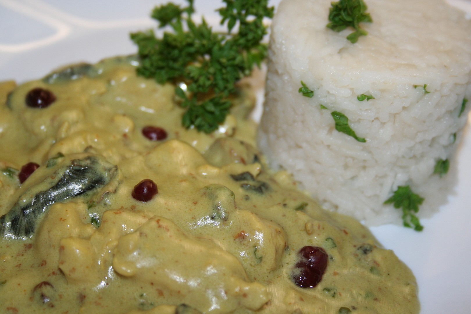 Kuře na kari s dušenou rýží