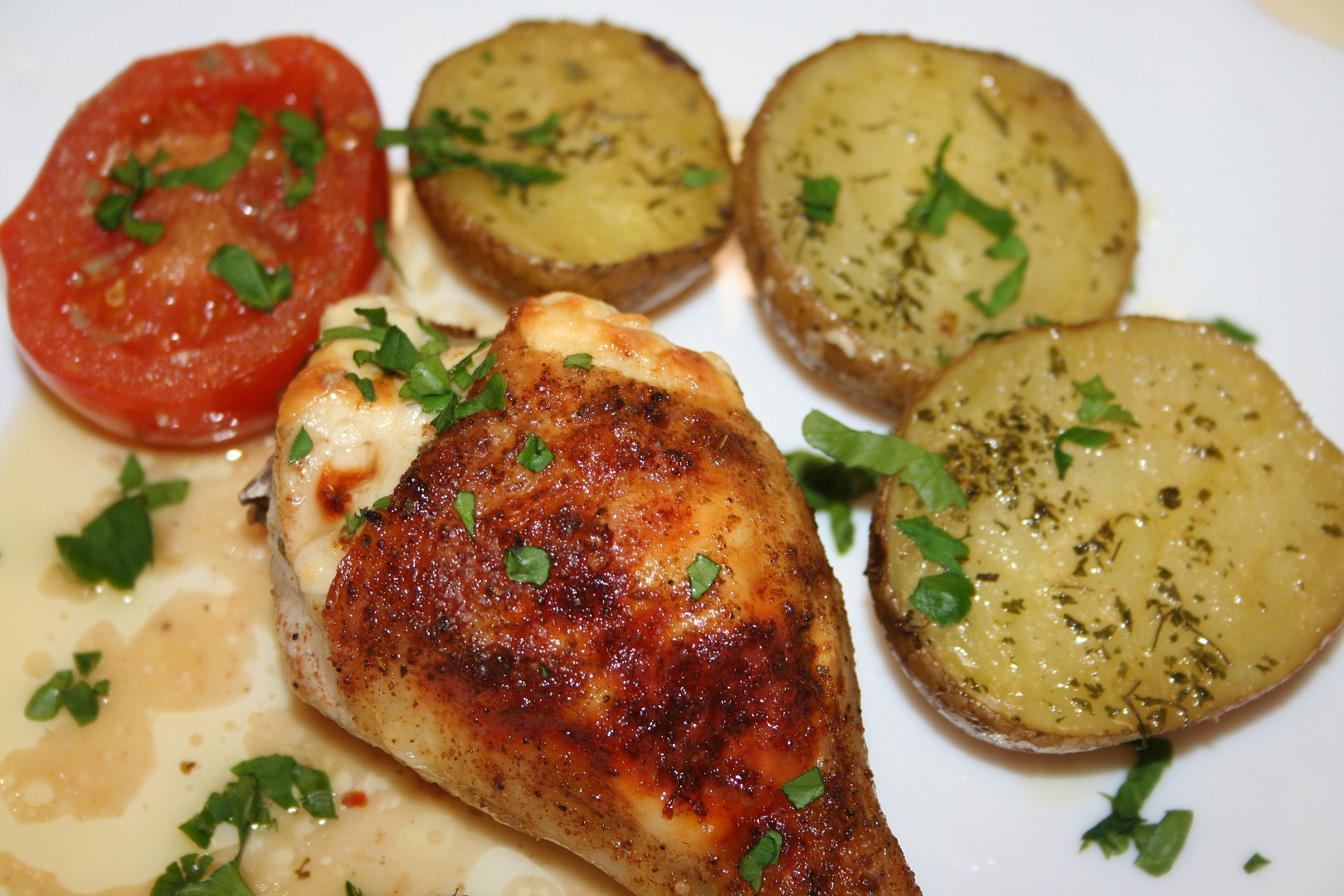 Kuře pečené se sýrem a novými bramborami