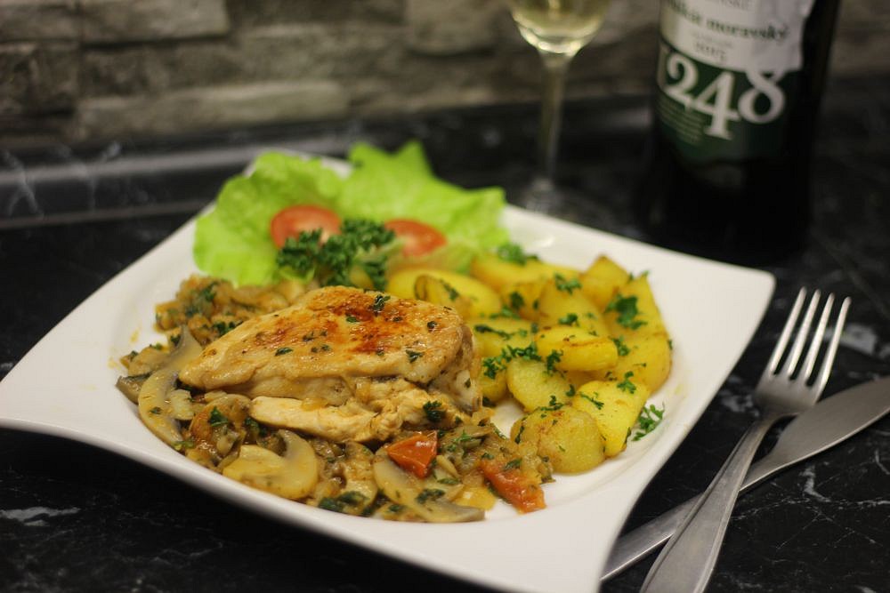 Kuře se žampiony a rajčaty na bílém víně