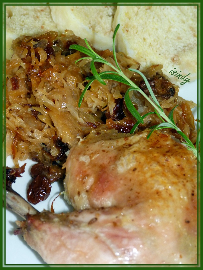Kuře se zkaramelizovaným zelím a rozinkami