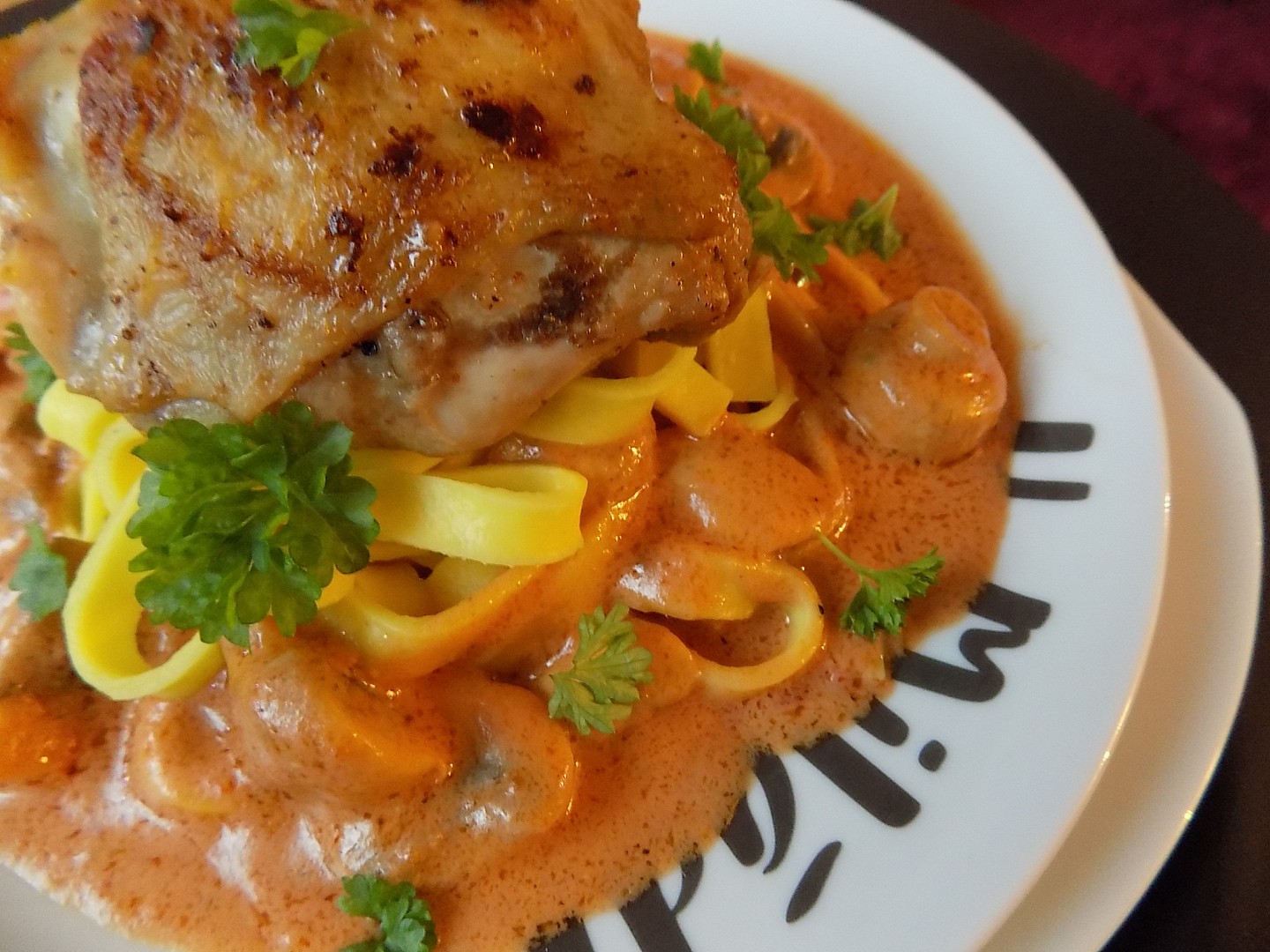 Kuřecí horní stehno v omáčce s žampiony