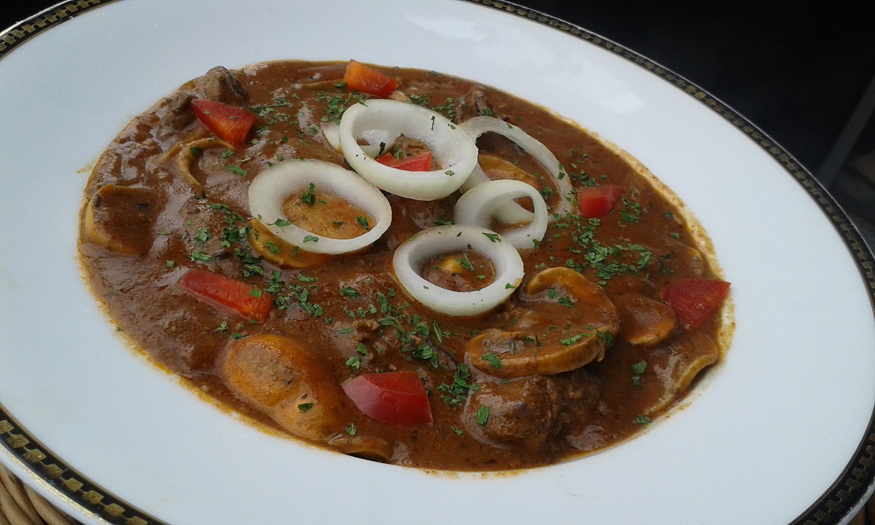 Kuřecí játrový guláš se žampiony