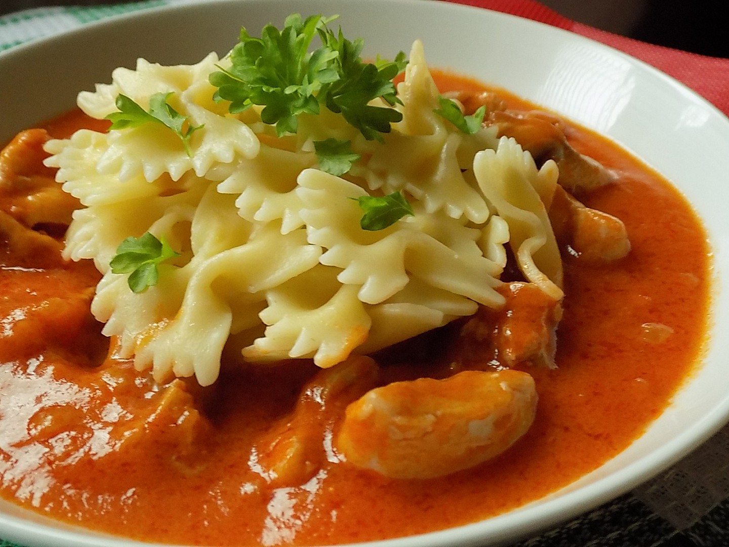 Kuřecí kousky v rajčatovo – smetanové omáčce_5ff75428b8b28.jpeg