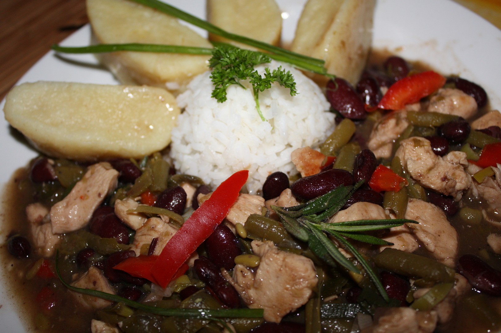 Kuřecí kousky ve fazolích a fazolkách_5ffdc548c2879.jpeg