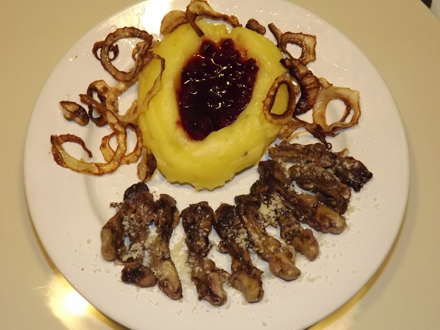 Kuřecí ledvinky s parmezánovou kaší a brusinkami