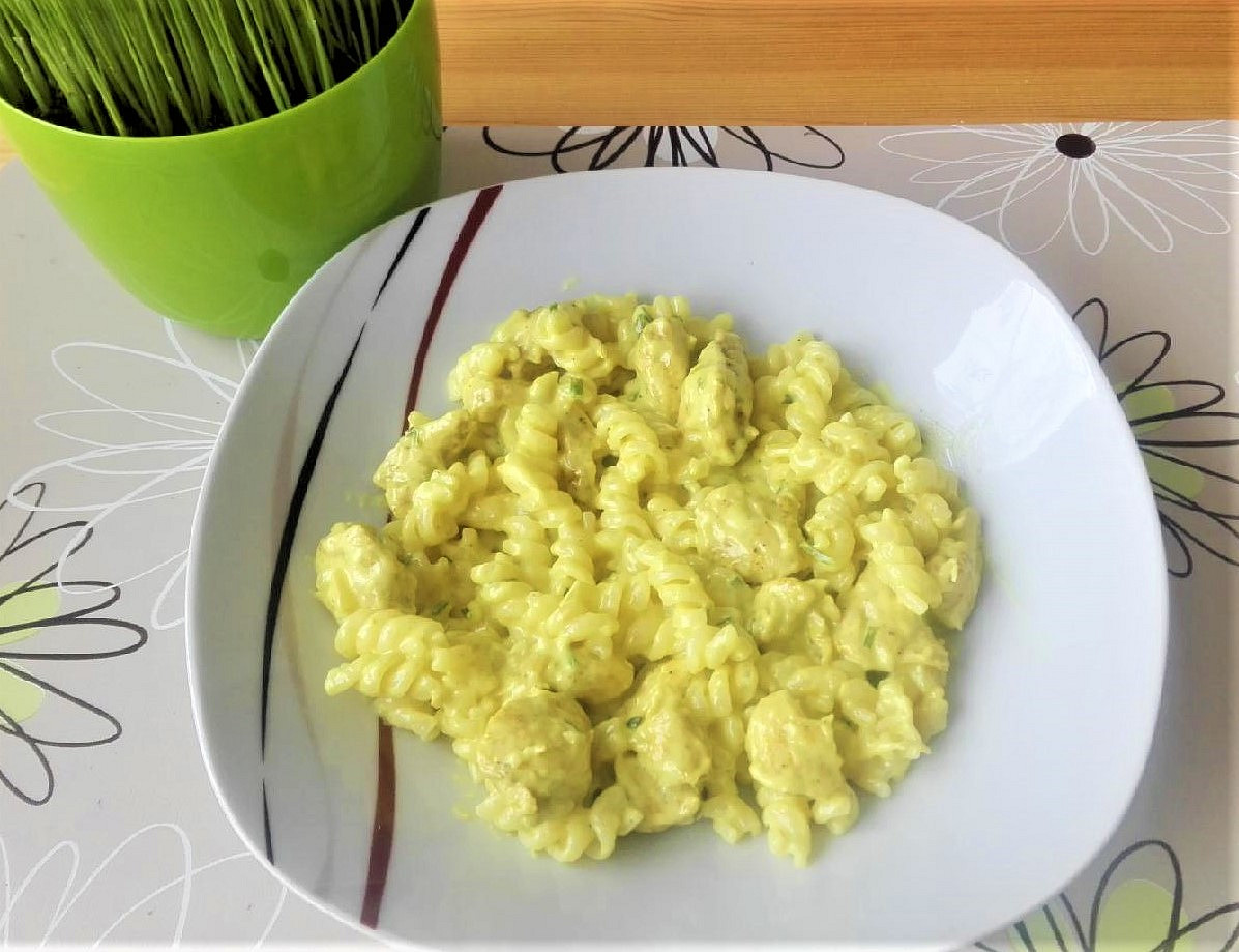 Kuřecí maso na kari se smetanovo-sýrovou omáčkou