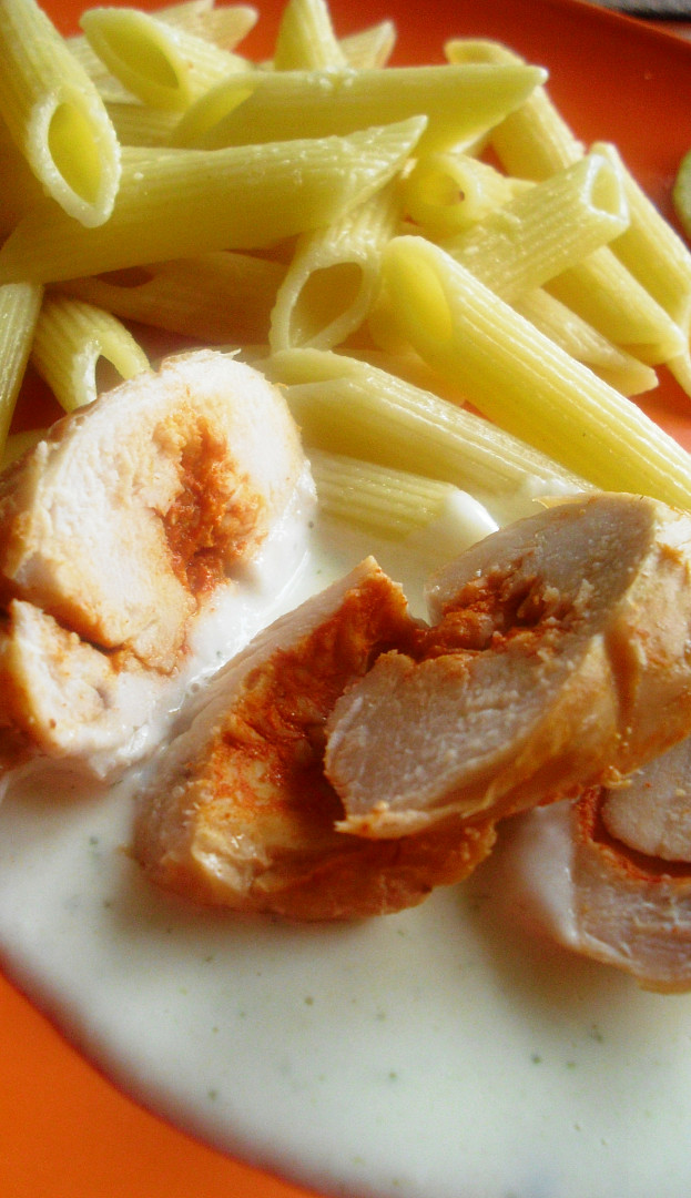 Kuřecí miniroládky s paprikovou pastou a ementálovou omáčkou