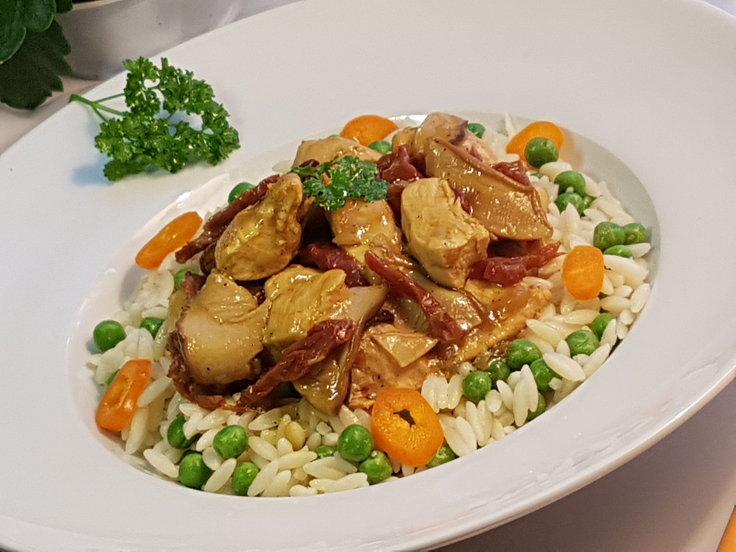 Kuřecí na sušených rajčatech, houbách a těstovinová rýže s hráškem