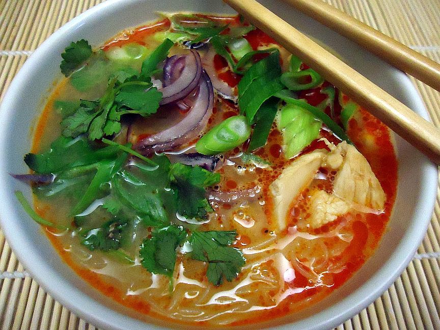 Kuřecí nudlová kari polévka_5ff77dd7ad6b6.jpeg