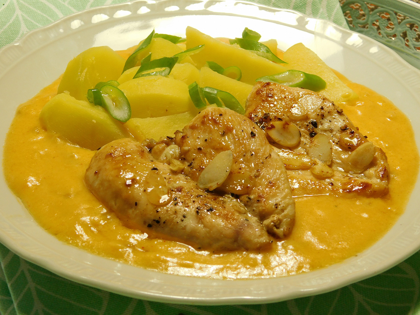 Kuřecí plátky v česnekové omáčce se sýrem