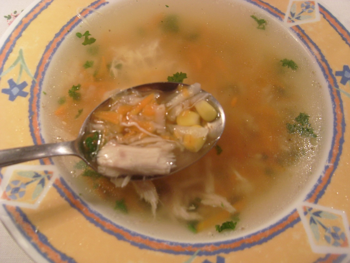 Kuřecí polévka s kukuřicí a nivou