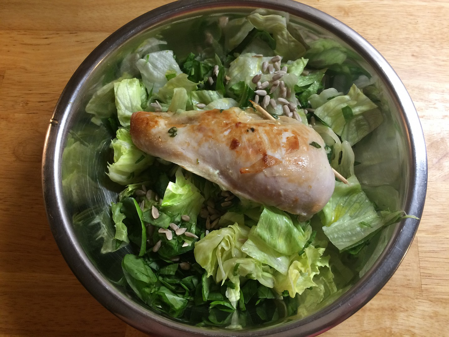 Kuřecí prsa plněná špenátem a sýrem na zeleném salátu