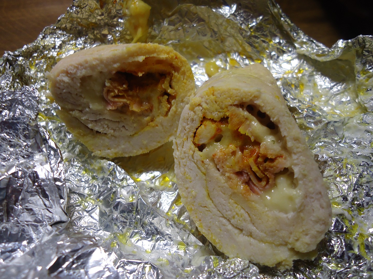 Kuřecí prsa zavinutá se sýrem a šunkou v alobalu