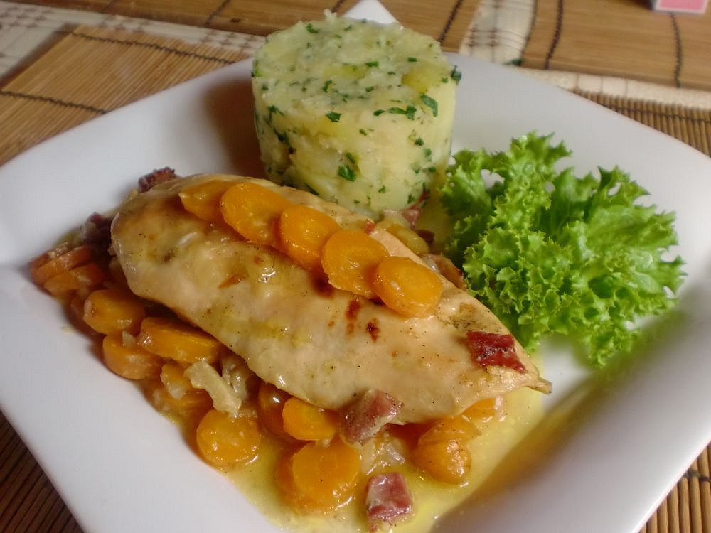 Kuřecí prsíčka pečená na mrkvi_5ff7814e79363.jpeg