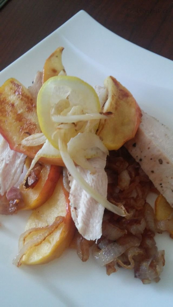 Kuřecí prso s jablky, šalotkami a fenyklem_5ff667b707589.jpeg