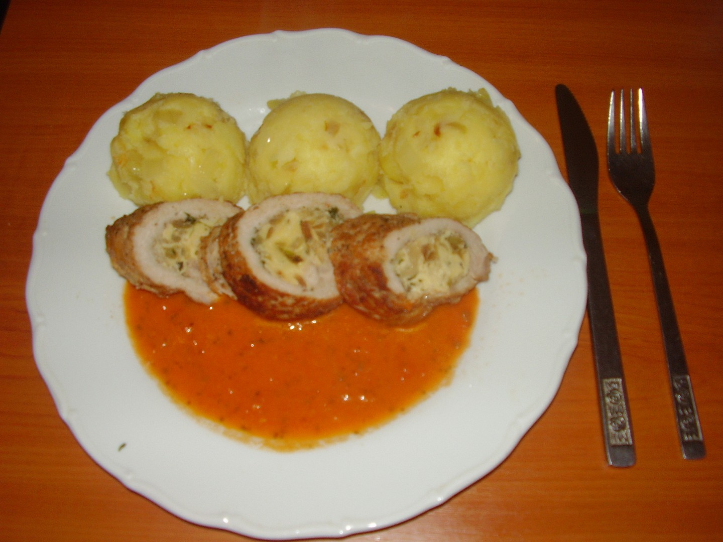 Kuřecí roláda plněná vaječinou s rajčatovou omáčkou s bazalkou_5ffc5b1e0819d.jpeg