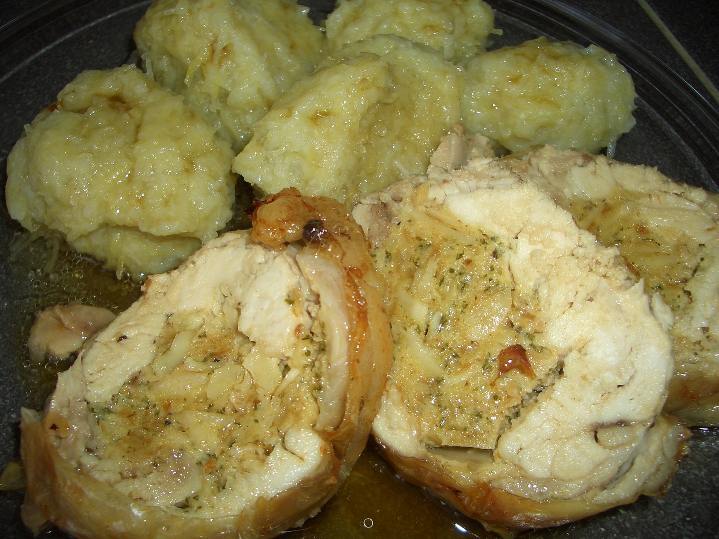 Kuřecí roláda s mandlovou nádivkou_5ffcb01fb6e6a.jpeg