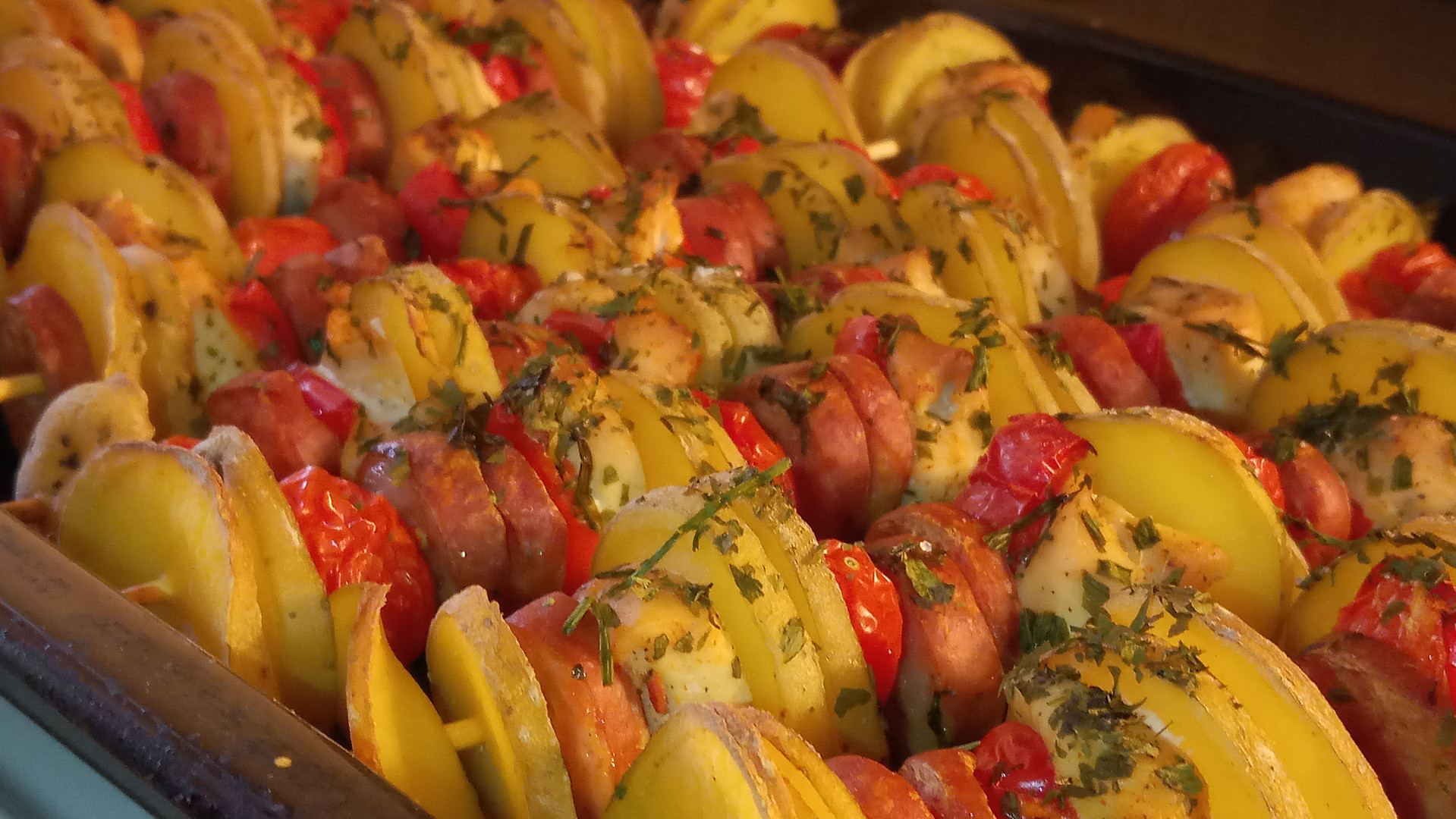 Kuřecí špíz na špejli s bramborami