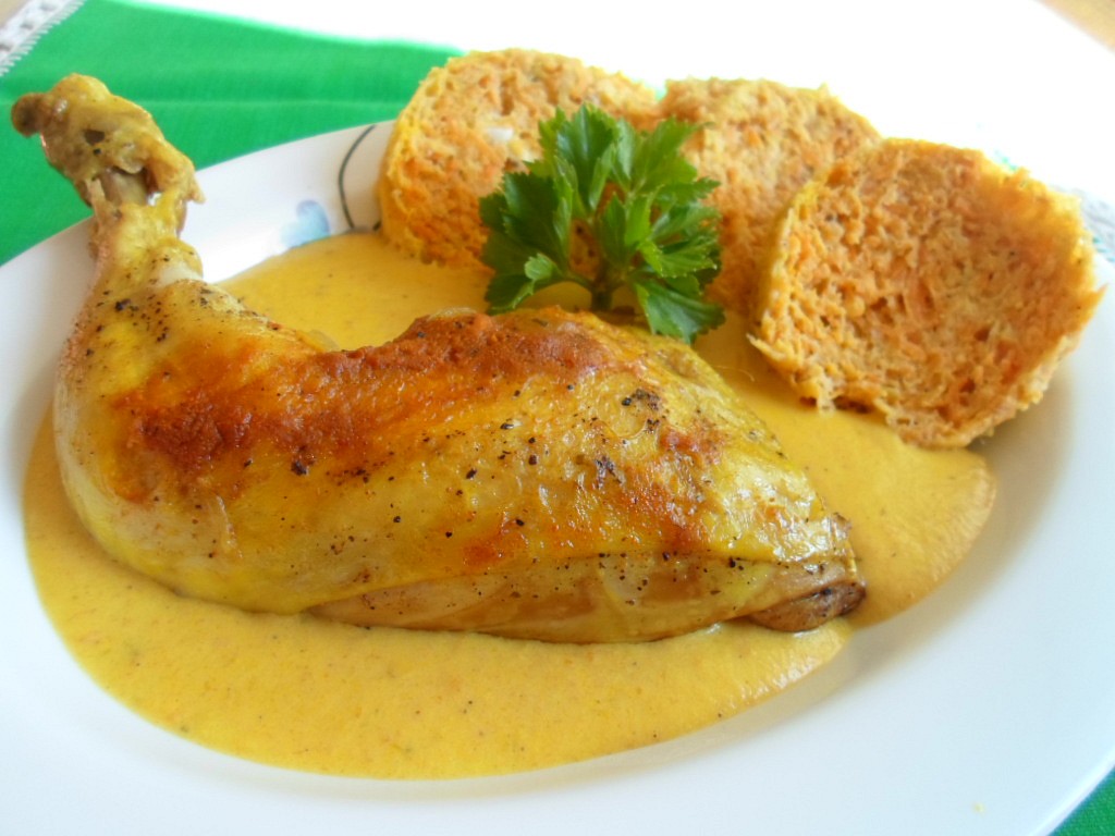 Kuřecí stehna s dijonskou omáčkou a zeleninovým knedlíkem