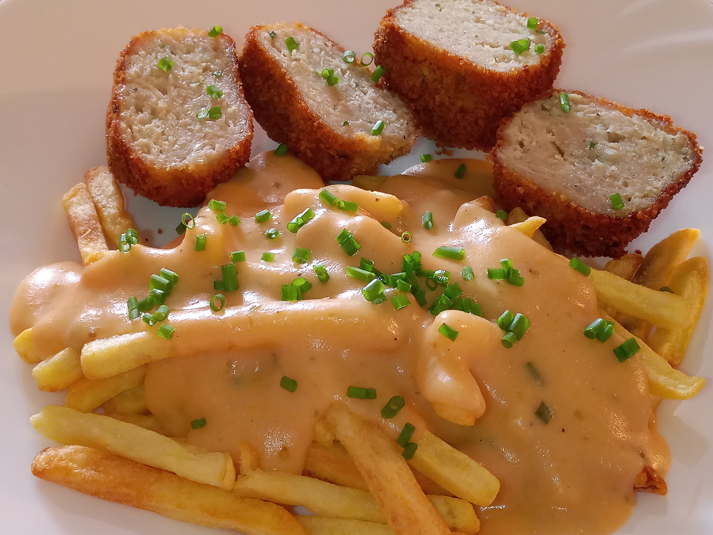 Kuřecí sýrové mleté kuličky s bešamelovo-hořčičnou omáčkou