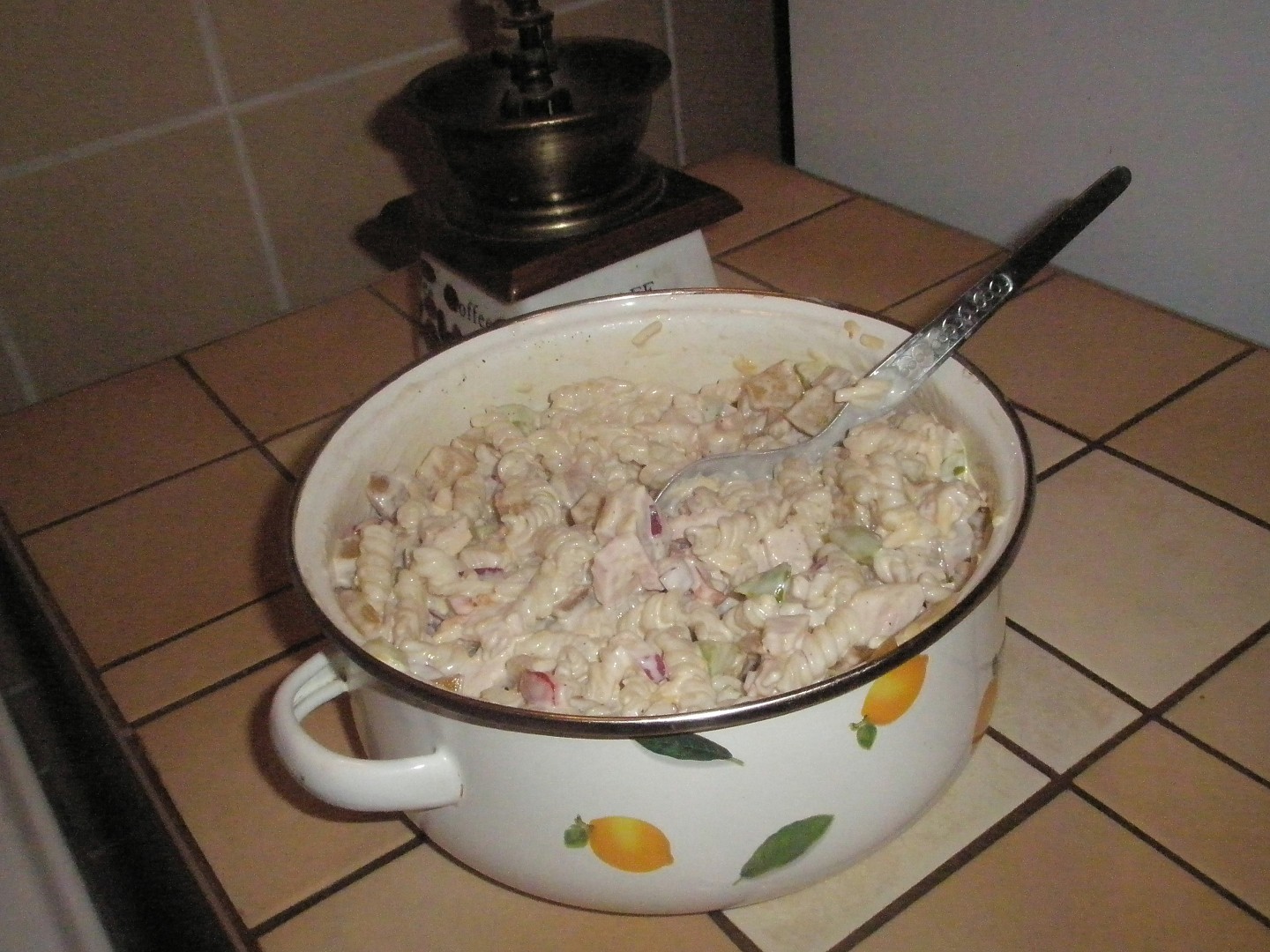 Kuřecí těstovinový salát s broskvemi_5ffa29cb9603b.jpeg