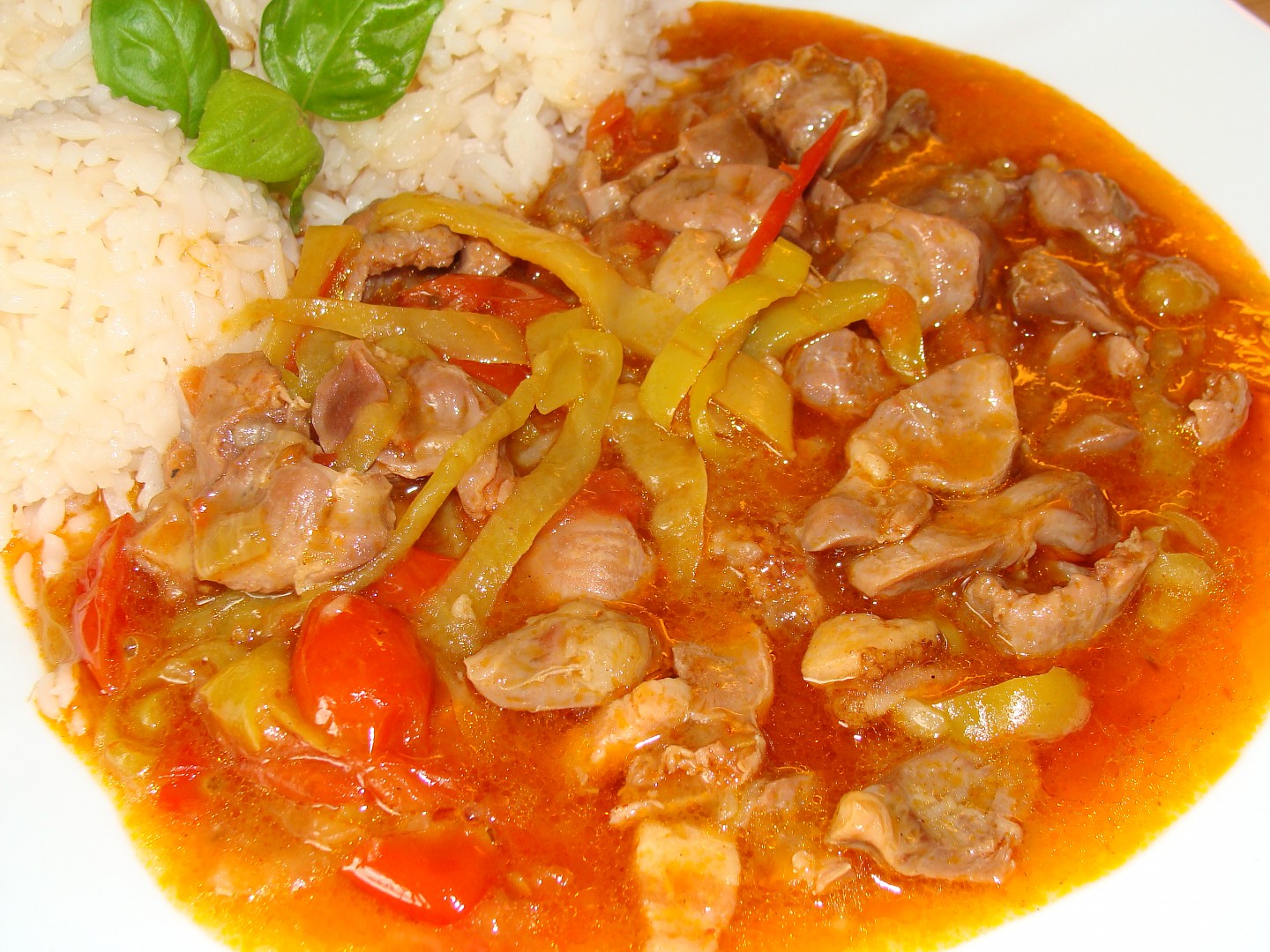 Kuřecí žaludky na zelenině