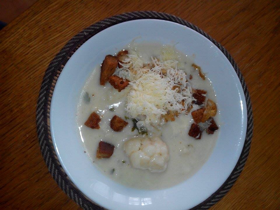 Květáková polévka s osmaženými cibulovými kotoučky a česnekovými krutonky_5ff801af097d3.jpeg