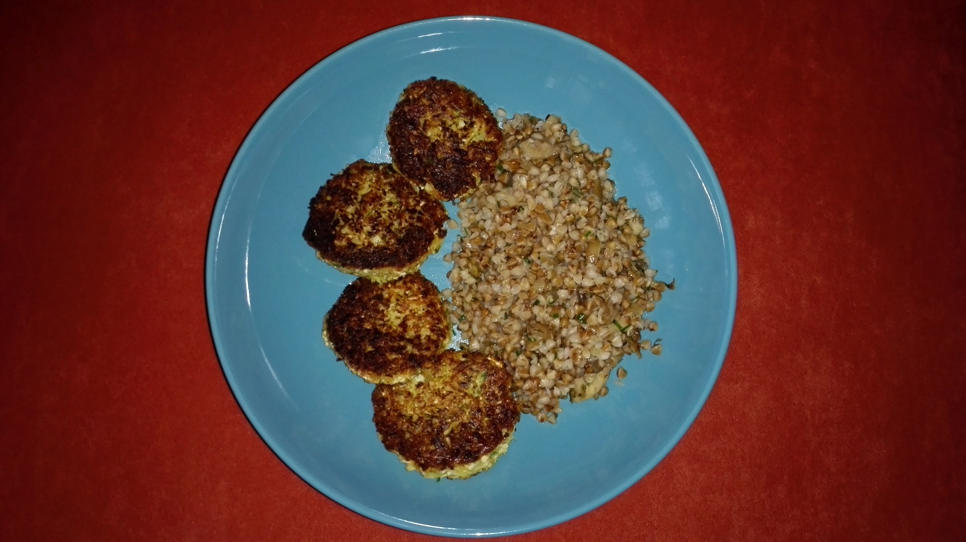 Květákovo-cuketové placičky s Hermelínem a pohanka s hlívou