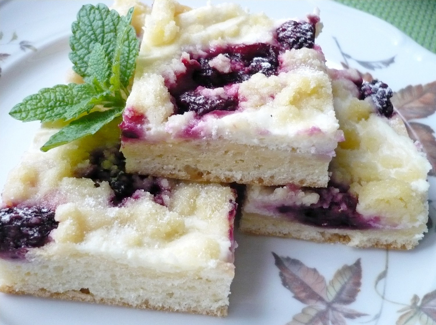 Kynutý ostružinový koláč s tvarohem – na plech