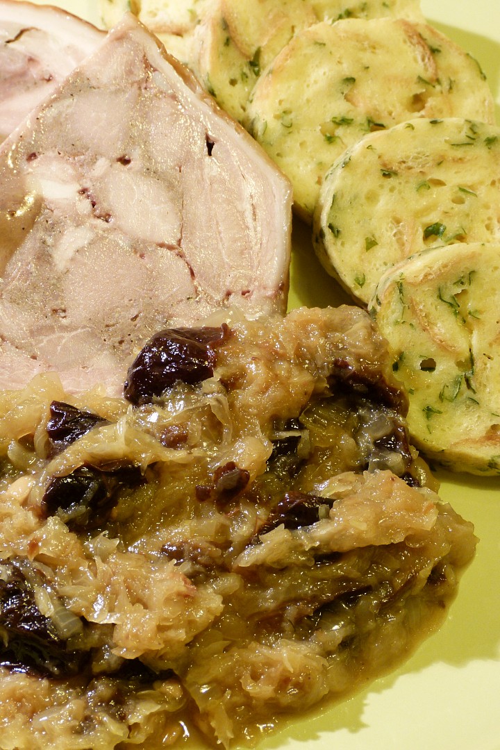 Kysané nové zelí se sušenými švestkami