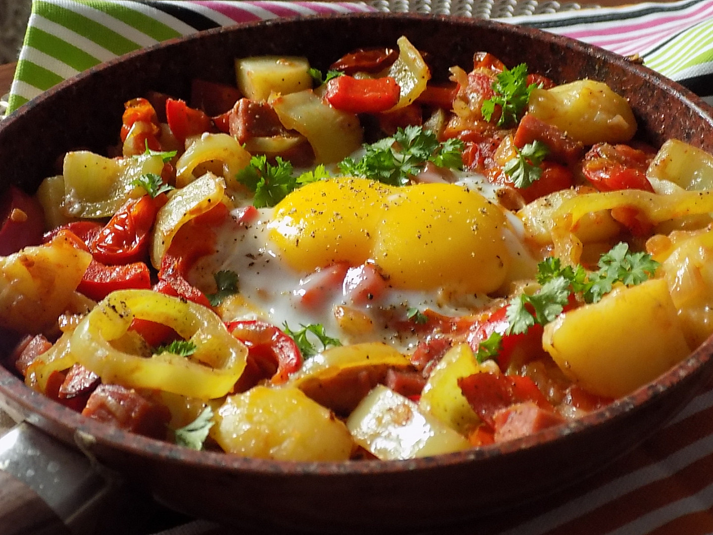 Lečo s bramborami a uzeným z jedné pánve_5ff70bf566806.jpeg